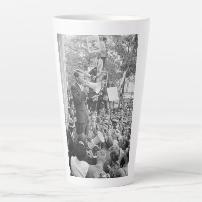 Sen. Robert Kennedy Campaigning für US-Präsident Milchtasse (Vorderseite)