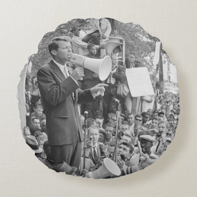 Sen. Robert Kennedy Campaigning für US-Präsident Rundes Kissen (Vorderseite)