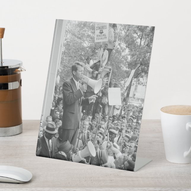 Sen. Robert Kennedy Campaigning für US-Präsident Sockelschild (In SItu)
