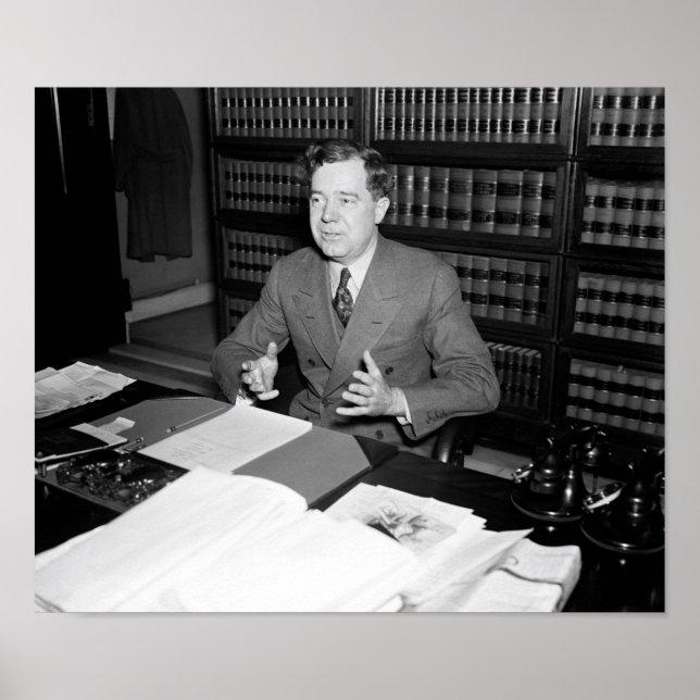 Senator Huey Long an seinem Schreibtisch - 1935 Poster (Vorne)