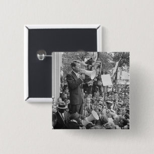 Senator Robert Kennedy bei seinem Wahlkampf um die Button
