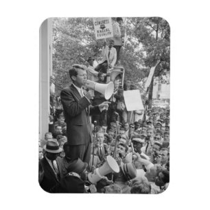 Senator Robert Kennedy bei seinem Wahlkampf um die Magnet