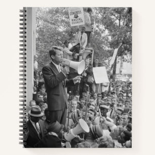 Senator Robert Kennedy bei seinem Wahlkampf um die Notizbuch