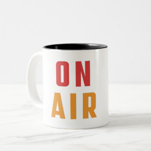 SENDUNG AUF ZWEIFARBIGE TASSE