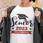 Senior class of 2023 Abschluss year naming T-Shirt<br><div class="desc">Feiern Sie Ihr Senior- und Abschluss-Jahr mit diesem modernen T - Shirt mit einer zeitgenössischen Typografie "Senior 2023" in Schwarz und Rot dekoriert mit einem schwarzen Graduierenkappe mit einem roten Tassel; leicht anpassen Sie diesen T - Shirt mit Ihrem Abschluss Jahr und Namen durch die Bearbeitung der Vorlagenfelder. Dieser T...</div>