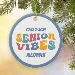 Senior Vibes Class of 2025 Grad Weihnachten Keramik Ornament<br><div class="desc">Ein lustiges Retro-Sake-Geschenk für den geschlossen Senioren. Dieses Weihnachtsschmuck zeigt Texte im Stil der 70er Jahre,  die "Senior Vibes" lauten. Personalisieren Sie den Namen des Absolventen.</div>