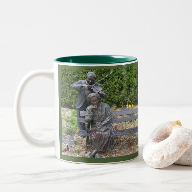 Senioren Couple Serenade Botanischer Garten Zweifarbige Tasse (Mit Donut)