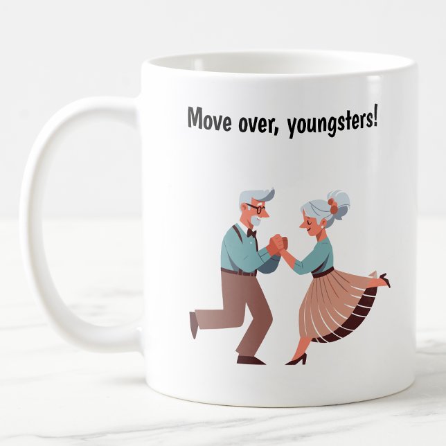 Senioren mit jugendlichem Herzen beim Tanzen Kaffeetasse (Von Creator hochgeladen)