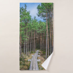 Sentier en bois en forêt de pins
