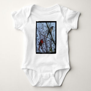 Sentinels Blue Jay und Kardinal von Lee Hiller Baby Strampler