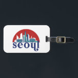 Seoul Korea Retro Sun City Skyline City Art Gepäckanhänger<br><div class="desc">Vintages und retro City Design mit wunderschöner Skyline, touristischer Attraktion und Stadtbild. Cooler Wolkenkratzer und Gebäude Silhouette Illustrationen für Touristen und Reisende. Ideal als Souvenir, um Zuhause auf Reisen zu bringen. Rett die Erinnerung an deine Reise und Ferien mit Familie und Freunden. Die Hintergrundfarbe kann auf die gewünschte Farbe angepasst...</div>
