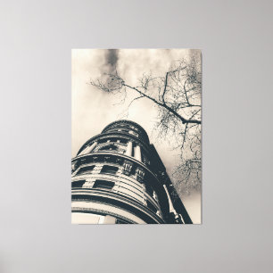 Sepia Architectural Gebäude mit Bared Tree Leinwanddruck