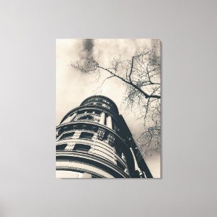 Sepia-Architekturgebäude mit kahlem Baum Leinwanddruck