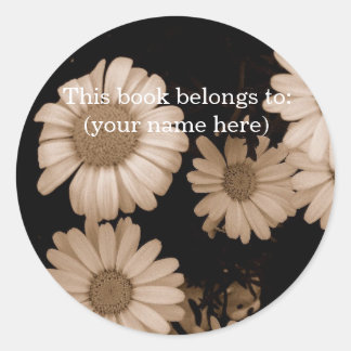 Sepia-Blume, versteckter Bär Runder Aufkleber