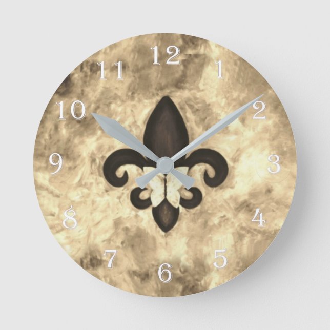 Sepia Butterfleur | Tan Butterfly on Fleur de Lis Runde Wanduhr (Vorderseite)