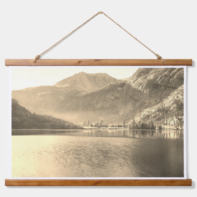 Sepia-getönter Silbersee mit Berglandschaft Wandteppich Mit Holzrahmen (Vorne)