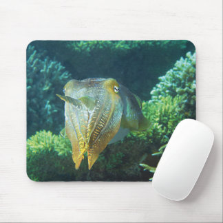 Sepia Nahaufnahme! Schimmernder Tintenfisch am Kor Mousepad