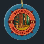 Sequoia Nationalpark Retro Kompass Emblem Keramik Ornament<br><div class="desc">Sequoia Vektorgrafik Design. Der Park ist der höchste Punkt in den benachbarten United Staaten,  Mount Whitney,  und liegt südlich des Kings Canyon National Park.</div>