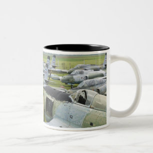 SERBIEN, Belgrad. Jugoslawisches Luftfahrtmuseum Zweifarbige Tasse