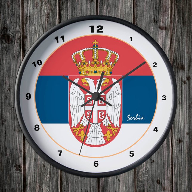 Serbische Flagge & Serbiens trendy Zuhause / Desig Runde Wanduhr (Von Creator hochgeladen)