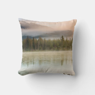 Serene beautiful lake in morning mountains, Oregon Kissen