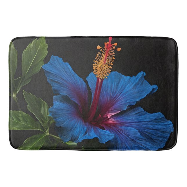 "Serene Bloom: Die Schönheit der Blume des blauen  Badematte (Vorderseite)