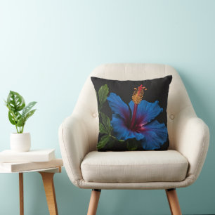 "Serene Bloom: Die Schönheit der Blume des blauen  Kissen