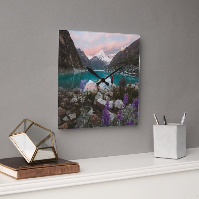 Serene Blue Mountain & River Wall Clock – Modern H Quadratische Wanduhr (Büro)