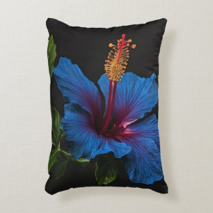 "Serene Blüte: Die Schönheit der blauen Hibiskusbl Dekokissen