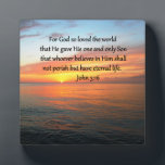 SERENE JOHN 3:16 SONNENRISE-FOTO FOTOPLATTE<br><div class="desc">Ausdruck deines Glaubens, deiner Hoffnung, deiner Wunder, Gottes Liebe und Segen mit diesem wunderschönen Sonnenaufgang-Foto mit dem inspirierend Schriftzug Vers Johannes 3:16. Für Gott so liebte die Welt. Dieses hübsche John 3:16 Design wird ein geschätztes Geschenk, wenn Segen, dass jemand etwas Besonderes, dass Jesus Liebe und das Lesen der Bibel....</div>