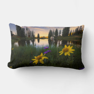 Serene Sunrise über einem Colorado-Teich Lendenkissen