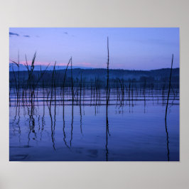 Serene und mistige See nach starkem Regen Poster
