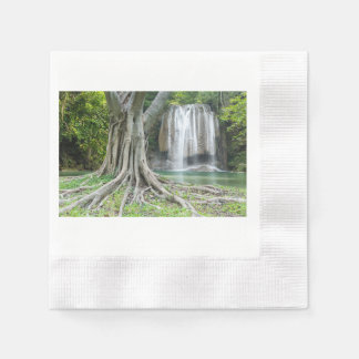 Serene Waterfall und majestätische Bäume Natur Nap Serviette