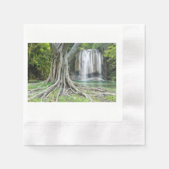 Serene Waterfall und majestätische Bäume Natur Nap Serviette (Vorderseite)