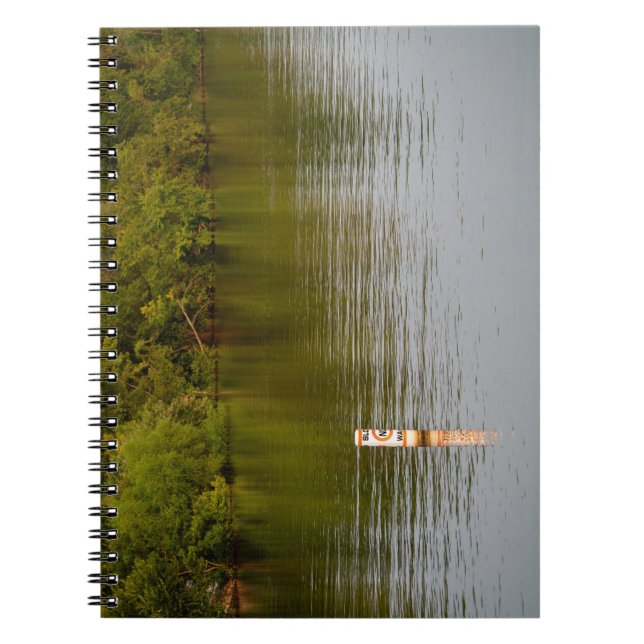 Serene Waterscape mit Singular Marker Notizblock (Vorderseite)