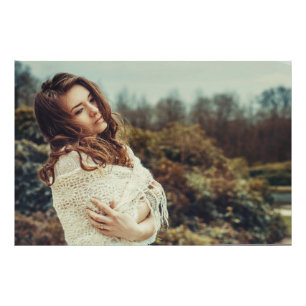 Serene Woman in Cosy Shawl ummantelt - im Freien Fotodruck
