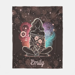 Serene Woman in einem kosmischen Blumentraum Fleecedecke