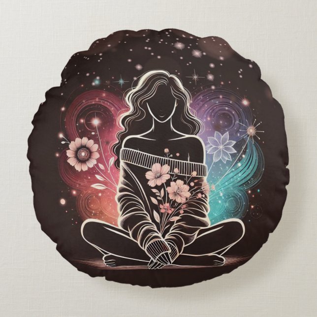 Serene Woman in einem kosmischen Blumentraum Rundes Kissen (Vorderseite)
