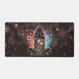 Serene Woman in einem kosmischen Blumentraum Schreibtischunterlage