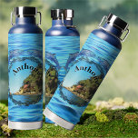 Serene Yelapa Trinkflasche<br><div class="desc">Die Malerei "Serene Yelapa 0758" Kollektion Die Kupfer Kupfer Vakuum Insullierte Flasche ist genau das, was Sie brauchen, um Ihre Getränke kalt im Sommer und heiß im Winter behalten! Behalt Getränke 12 Stunden lang warm oder kalt für 48 Stunden und wundere dich an der kondensationsresistenten Fassade für Tage am Ende!...</div>