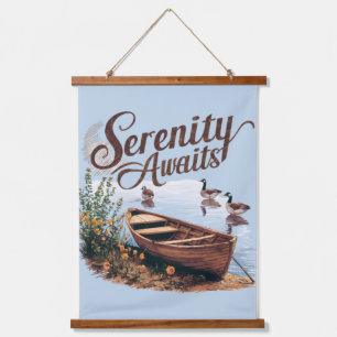 Serener Seeboot mit Gänsen und Wildblumen Wandteppich Mit Holzrahmen