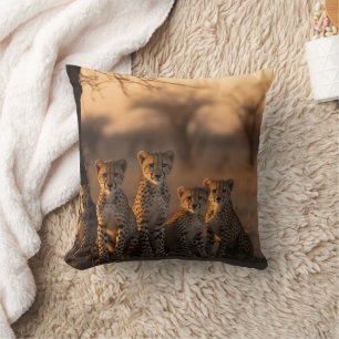 Serengeti Sunrise: Familie Cheetah Kissen