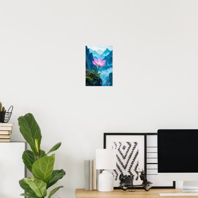 Serenity Bloom – Lotus über dem Nebel Poster (Heimbüro)