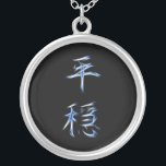 Serenity-japanisches Kanji-Kalligraphie-Symbol Versilberte Kette<br><div class="desc">Für eher wie dieses Besuch Über diesen Entwurf: Kanji sind die adoptierten logografischen (oder ideaographic) chinesischen Schriftzeichen, die im modernen japanischen Schreibenssystem benutzt werden. Der japanische Ausdruck "Kanji" für die chinesischen Schriftzeichen bedeutet buchstäblich "Han-Charaktere" und ist der gleiche schriftliche Ausdruck in der chinesischen Sprache, zum sich auf des Charakterschreibenssystems "hanzi...</div>