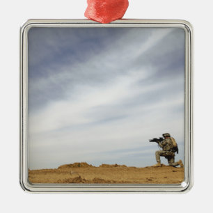 Sergeant stellt Sicherheit zur Verfügung Silbernes Ornament