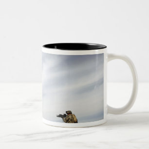 Sergeant stellt Sicherheit zur Verfügung Zweifarbige Tasse
