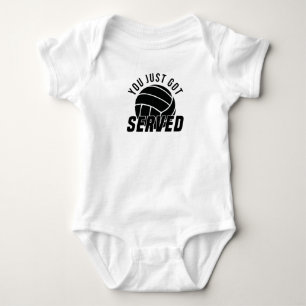 Serve Volleyball mit Angabe des Volleyballspielers Baby Strampler
