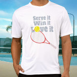 Servieren Sie es, gewinnen Sie es, Liebe es Tennis T-Shirt<br><div class="desc">Tennissport-Slogan T - Shirt. Lesen,  Servieren,  gewinnen,  Liebe. Ein schlichter,  sportlicher Abschlag mit einer Grafik eines Tennisballs im Ofen der Liebe und einem roten Schläger,  um den Ball zu zerschlagen. Artikel,  ausschließlich von Sarah Trett für www.mylittleeden.com entworfen</div>