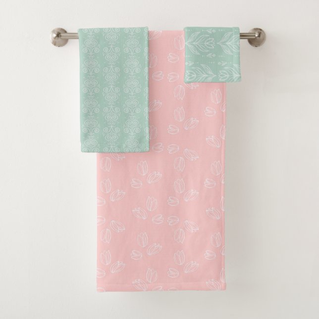 Serviette à fleurs rose pastel et vert menthe (En situation)