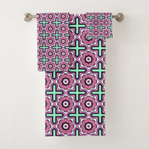 Serviette à motif géométrique rose, bleu et noir